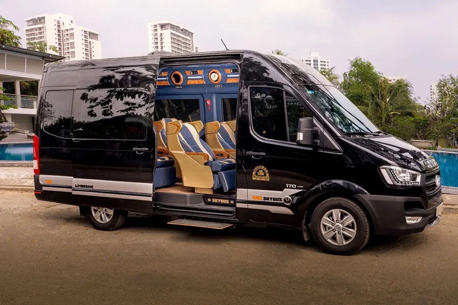 Xe Limousine DCar Vip Lounge mở cửa khoang khách